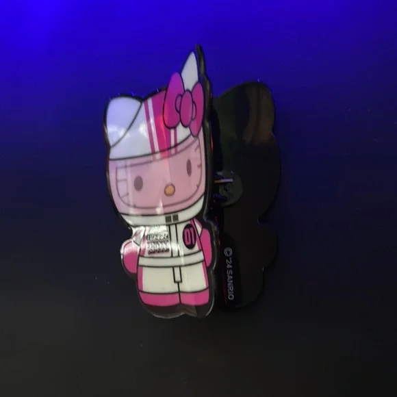 Hello Kitty Racer Pin - Picture 3 of 3